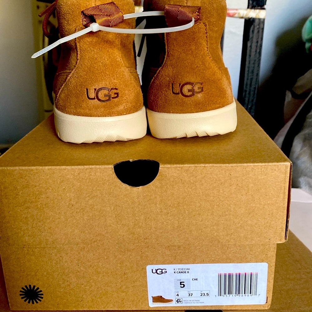 Uggs kids size 5 Canoe ll